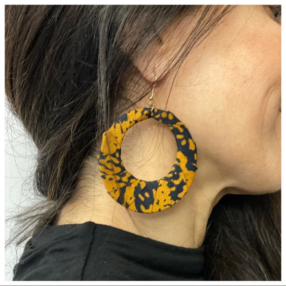 ✨LAST ONES✨Snakeskin hoop chic earrings - Picture 7 of 8